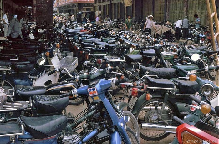 Nơi gửi xe cạnh chợ Đồng Xuân 1991.